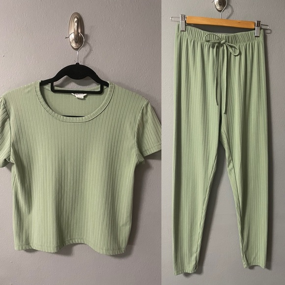 Capella Matching Set. Short Sleeve Top and Pull on Ribbed Pants in Green. Small - Picture 1 of 10